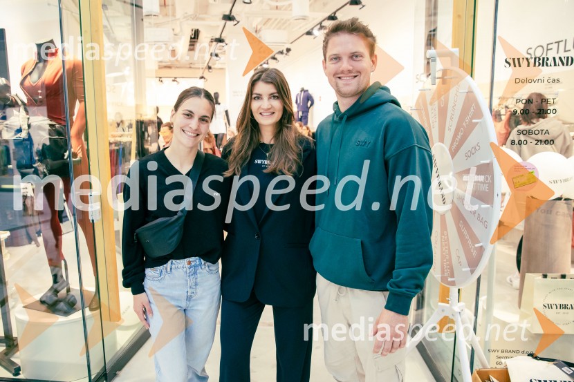  Alja Gomilar Zickero, Acro Connection;  Petra Parovel, lastnica, Swy brand d.o.o.;  Matjaž Pezdirc, Acro ConnectionOdprtje prve SWY fizične trgovine v Cityparku