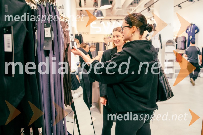  Gaja Prestor, pevkaOdprtje prve SWY fizične trgovine v Cityparku