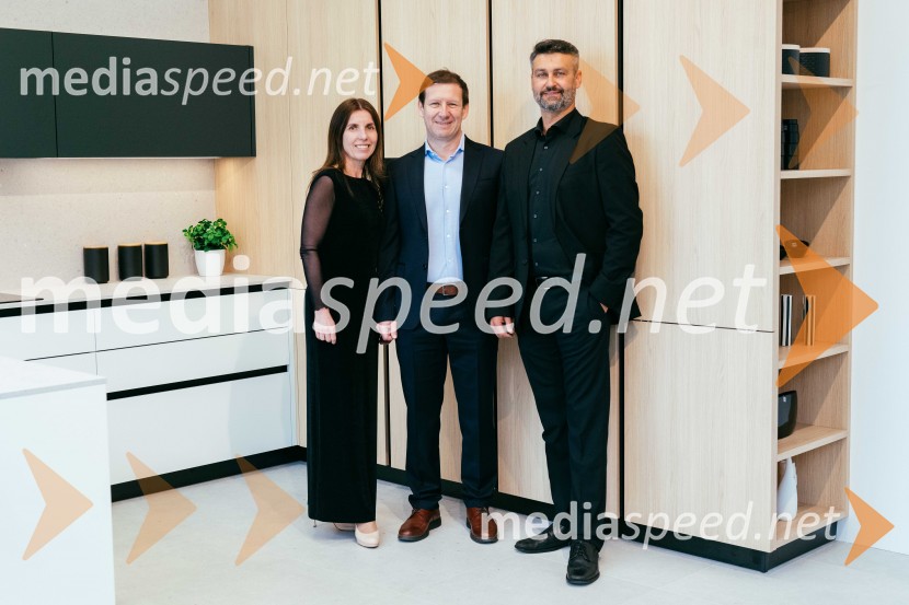  Nataša Fesel;  Andrej Fesel, direktor Hiša kuhinj d.o.o.;  Bojan Fesel, direktor Hiša kuhinj d.o.o.Hiša kuhinj odprla vrata svojega novega salona v Celju