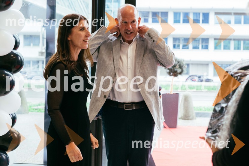  Nataša Fesel;  ... Hiša kuhinj odprla vrata svojega novega salona v Celju