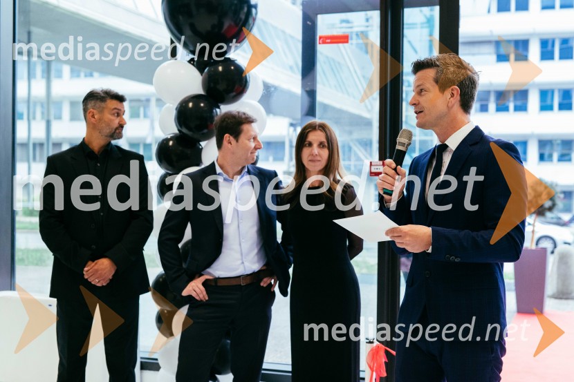  Bojan Fesel, direktor Hiša kuhinj d.o.o.;  Andrej Fesel, direktor Hiša kuhinj d.o.o.;  Nataša Fesel;  Boštjan Romih, televizijski in radijski voditeljHiša kuhinj odprla vrata svojega novega salona v Celju