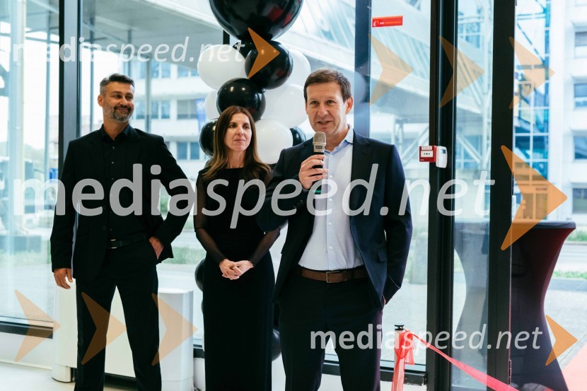  Bojan Fesel, direktor Hiša kuhinj d.o.o.;  Nataša Fesel;  Andrej Fesel, direktor Hiša kuhinj d.o.o.Hiša kuhinj odprla vrata svojega novega salona v Celju