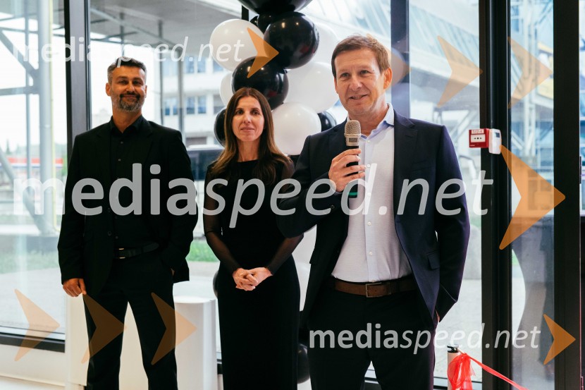  Bojan Fesel, direktor Hiša kuhinj d.o.o.;  Nataša Fesel;  Andrej Fesel, direktor Hiša kuhinj d.o.o.Hiša kuhinj odprla vrata svojega novega salona v Celju