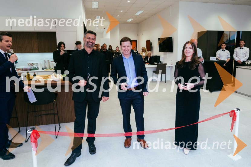  Bojan Fesel, direktor Hiša kuhinj d.o.o.;  Andrej Fesel, direktor Hiša kuhinj d.o.o.;  Nataša FeselHiša kuhinj odprla vrata svojega novega salona v Celju