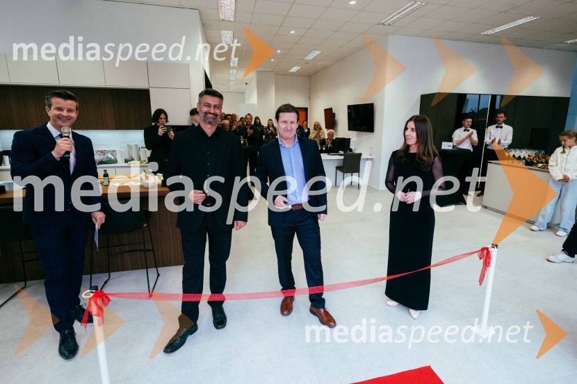  Bojan Fesel, direktor Hiša kuhinj d.o.o.;  Andrej Fesel, direktor Hiša kuhinj d.o.o.;  Nataša FeselHiša kuhinj odprla vrata svojega novega salona v Celju