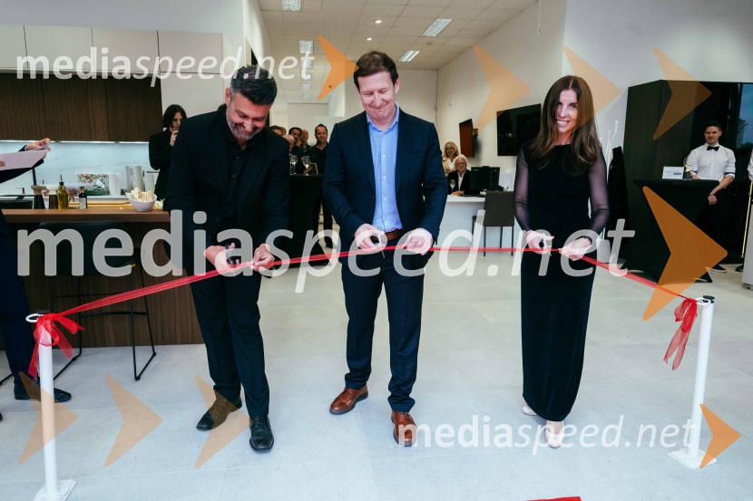  Bojan Fesel, direktor Hiša kuhinj d.o.o.;  Andrej Fesel, direktor Hiša kuhinj d.o.o.;  Nataša FeselHiša kuhinj odprla vrata svojega novega salona v Celju