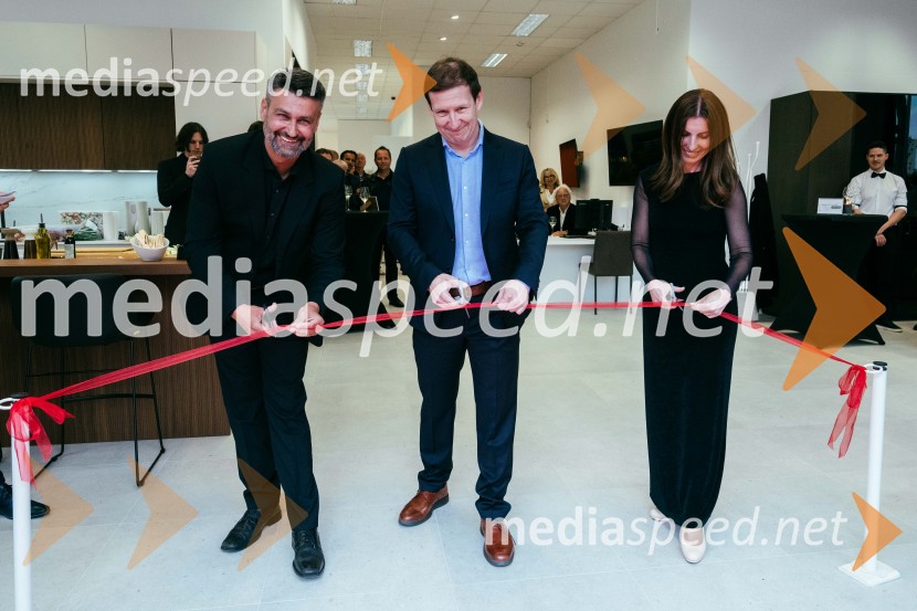  Bojan Fesel, direktor Hiša kuhinj d.o.o.;  Andrej Fesel, direktor Hiša kuhinj d.o.o.;  Nataša FeselHiša kuhinj odprla vrata svojega novega salona v Celju