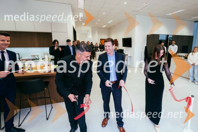  Bojan Fesel, direktor Hiša kuhinj d.o.o.;  Andrej Fesel, direktor Hiša kuhinj d.o.o.;  Nataša FeselHiša kuhinj odprla vrata svojega novega salona v Celju