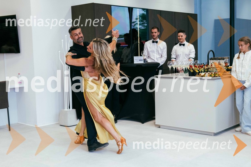  Bojan Fesel, direktor Hiša kuhinj d.o.o.;  Gordana Grandošek Whiddon, plesalka, lastnica blagovne znamke GGWHiša kuhinj odprla vrata svojega novega salona v Celju