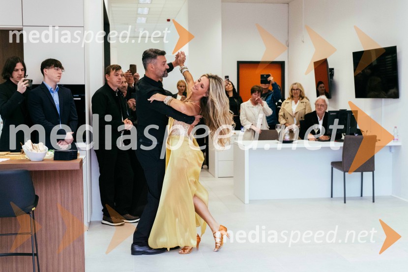  Bojan Fesel, direktor Hiša kuhinj d.o.o.;  Gordana Grandošek Whiddon, plesalka, lastnica blagovne znamke GGWHiša kuhinj odprla vrata svojega novega salona v Celju