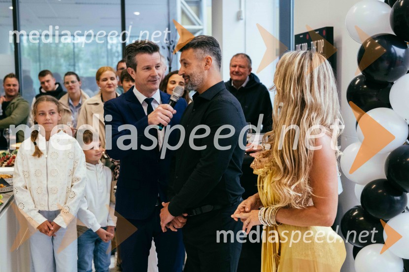  Boštjan Romih, televizijski in radijski voditelj;  Bojan Fesel, direktor Hiša kuhinj d.o.o.;  Gordana Grandošek Whiddon, plesalka, lastnica blagovne znamke GGWHiša kuhinj odprla vrata svojega novega salona v Celju