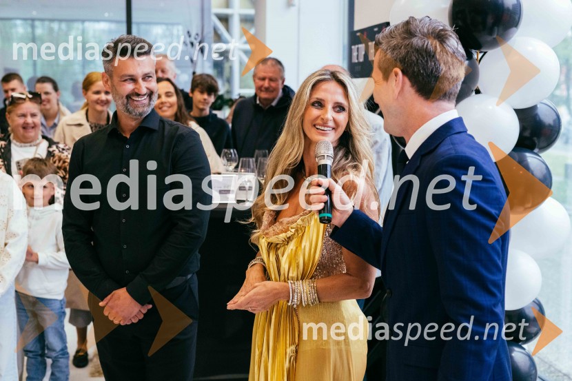  Bojan Fesel, direktor Hiša kuhinj d.o.o.;  Gordana Grandošek Whiddon, plesalka, lastnica blagovne znamke GGW;  Boštjan Romih, televizijski in radijski voditeljHiša kuhinj odprla vrata svojega novega salona v Celju