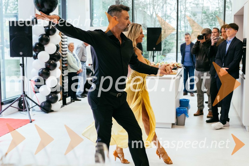  Bojan Fesel, direktor Hiša kuhinj d.o.o.;  Gordana Grandošek Whiddon, plesalka, lastnica blagovne znamke GGWHiša kuhinj odprla vrata svojega novega salona v Celju