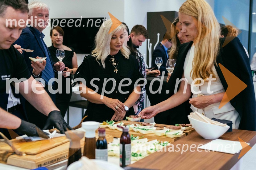  Nika  Čukur,  ShowRoom events;  ... Hiša kuhinj odprla vrata svojega novega salona v Celju