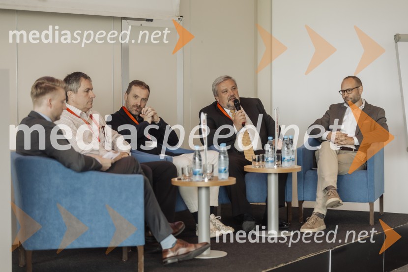  Bernd Andersson, Advantage Austria;  Predrag Pantelić, ONAG d.o.o.;  Sinan Mihelčič;  Božo Emeršič, Dimaco ;  ... Tehnološka prihodnost učinkovite komunikacije v javni infrastrukturi in poslovnem sektorju, konferenca