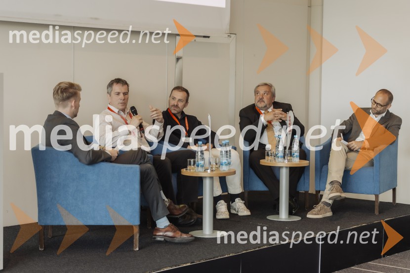  Bernd Andersson, Advantage Austria;  Predrag Pantelić, ONAG d.o.o.;  Sinan Mihelčič;  Božo Emeršič, Dimaco ;  ... Tehnološka prihodnost učinkovite komunikacije v javni infrastrukturi in poslovnem sektorju, konferenca