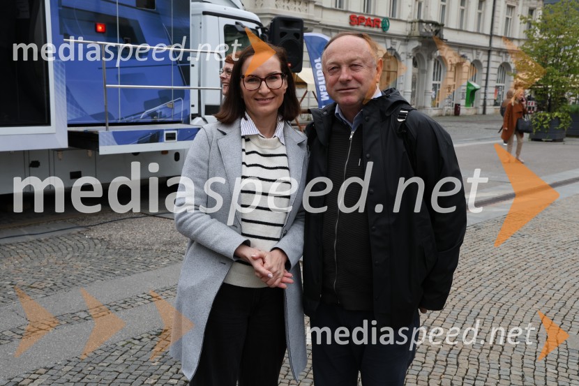  Vesna Martinec, v. d. odgovorne urednice Radia Maribor;  Stane Kocutar, mestni viničar, skrbnik Stare trte, novinar Radia Maribor, zgodovinarRadio Maribor praznuje 80 let