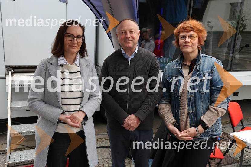  Vesna Martinec, v. d. odgovorne urednice Radia Maribor;  Stane Kocutar, mestni viničar, skrbnik Stare trte, novinar Radia Maribor, zgodovinar;  Jasmina Bauman, novinarka, Radio MariborRadio Maribor praznuje 80 let