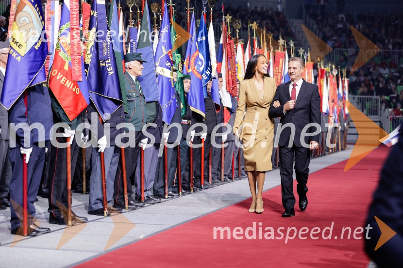  Tina Gaber, fotomodel; dr. Robert Golob, predsednik vlade RSSlovesnost ob 80. obletnici konca druge svetovne vojne