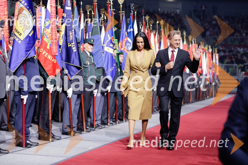  Tina Gaber, fotomodel; dr. Robert Golob, predsednik vlade RSSlovesnost ob 80. obletnici konca druge svetovne vojne