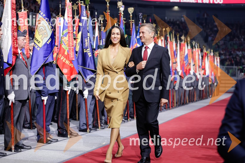  Tina Gaber, fotomodel; dr. Robert Golob, predsednik vlade RSSlovesnost ob 80. obletnici konca druge svetovne vojne