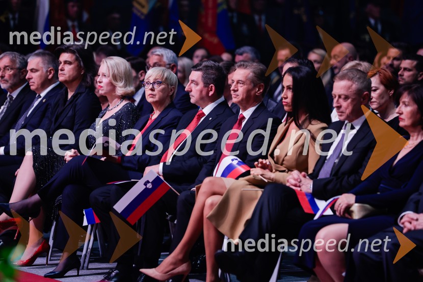  Bor Zuljan, kitarist, Šank rock; mag. Urška Klakočar Zupančič, predsednica Državnega zbora RS, podpredsednica, Gibanje Svoboda; dr. Nataša Pirc Musar, predsednica Republike Slovenije; dr. Aleš Musar, lastnik Ruske dače; dr. Robert Golob, predsednik vlade RS;  Tina Gaber, fotomodelSlovesnost ob 80. obletnici konca druge svetovne vojne