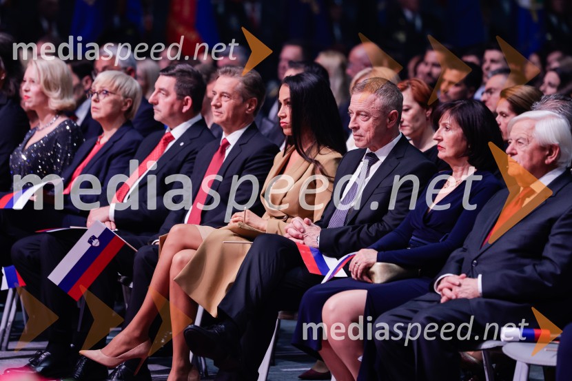 dr. Nataša Pirc Musar, predsednica Republike Slovenije; dr. Aleš Musar, lastnik Ruske dače; dr. Robert Golob, predsednik vlade RS;  Tina Gaber, fotomodelSlovesnost ob 80. obletnici konca druge svetovne vojne