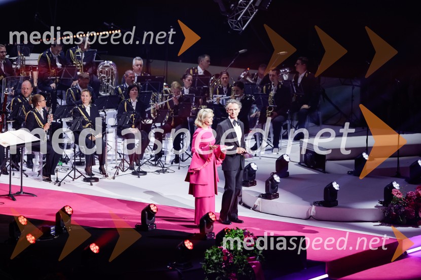  Bernarda Žarn, voditeljica;  Jure Longyka, voditeljSlovesnost ob 80. obletnici konca druge svetovne vojne