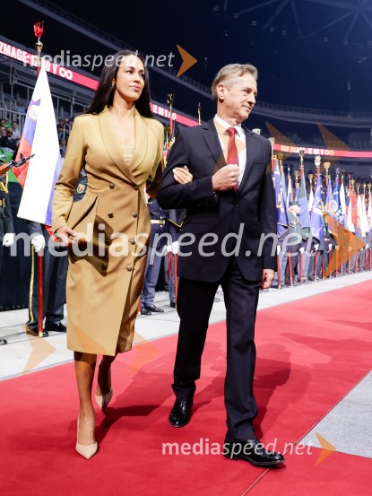  Tina Gaber, fotomodel; dr. Robert Golob, predsednik vlade RSSlovesnost ob 80. obletnici konca druge svetovne vojne