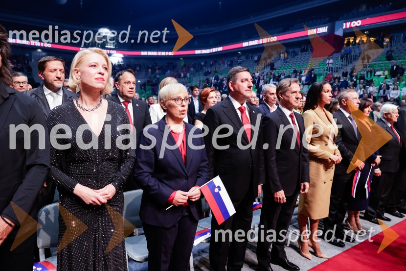 mag. Urška Klakočar Zupančič, predsednica Državnega zbora RS, podpredsednica, Gibanje Svoboda; dr. Nataša Pirc Musar, predsednica Republike Slovenije; dr. Aleš Musar, lastnik Ruske dače; dr. Robert Golob, predsednik vlade RS;  Tina Gaber, fotomodelSlovesnost ob 80. obletnici konca druge svetovne vojne