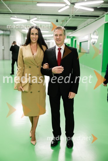  Tina Gaber, fotomodel; dr. Robert Golob, predsednik vlade RSSlovesnost ob 80. obletnici konca druge svetovne vojne