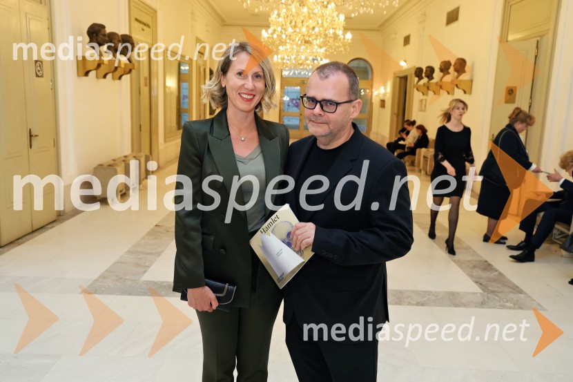  Mateja Kožuh, producentka in joga učiteljica MS7;  Alan Kavčič, predstavnik za odnose z javnostmi SNG MariborHamlet, premiera Opere in Baleta SNG Maribor