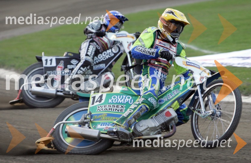 Lee Richardson (Velika Britanija) - v ozadju in Antonio Lindbaeck (Švedska)SPEEDWAY, VN Evrope 2005