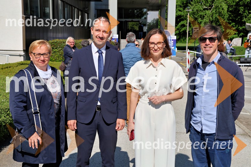  Sabrina Povše Štimec;  Mirko Štular, direktor Radia Slovenija;  Vesna Martinec, odgovorna urednica Radia Maribor;  Matej Praprotnik, pomočnik direktorja za strateška vprašanja, Javni zavod RTV Slovenija – Radio SlovenijaRadio Maribor praznoval okroglih 80 let