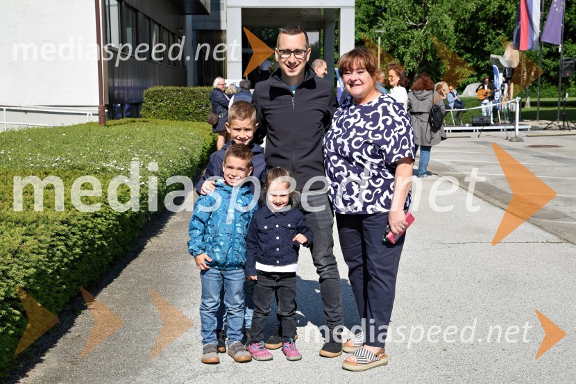  Danijel Poslek, odgovorni urednik Prvega programa Radia Slovenije;  Milena GorjupRadio Maribor praznoval okroglih 80 let