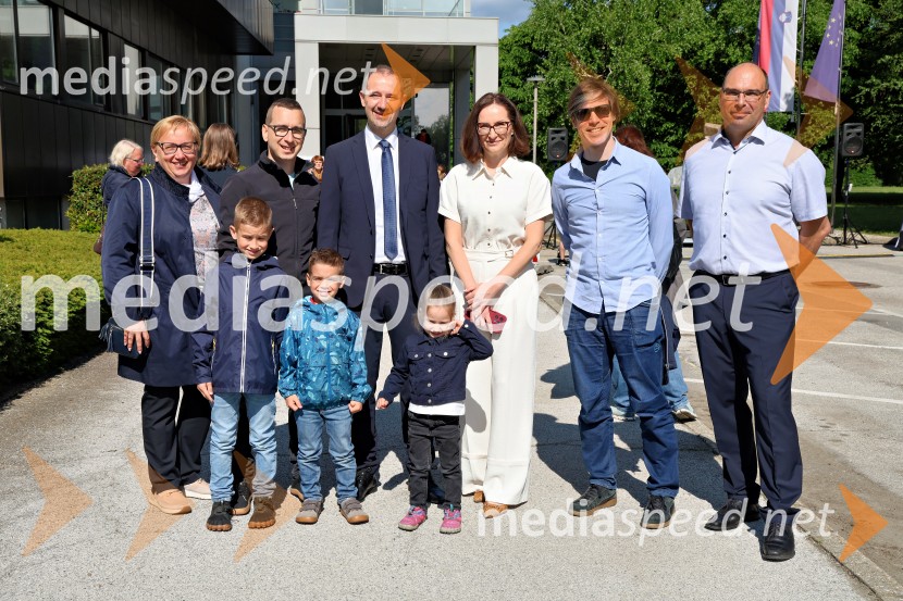  Sabrina Povše Štimec;  Danijel Poslek, odgovorni urednik Prvega programa Radia Slovenije;  Mirko Štular, direktor Radia Slovenija;  Vesna Martinec, v. d. odgovorne urednice Radia Maribor;  Matej Praprotnik, pomočnik direktorja za strateška vprašanja, Javni zavod RTV Slovenija – Radio Slovenija;  Matej Žunkovič, v. d. vodje Regionalnega RTV-centra MariborRadio Maribor praznoval okroglih 80 let