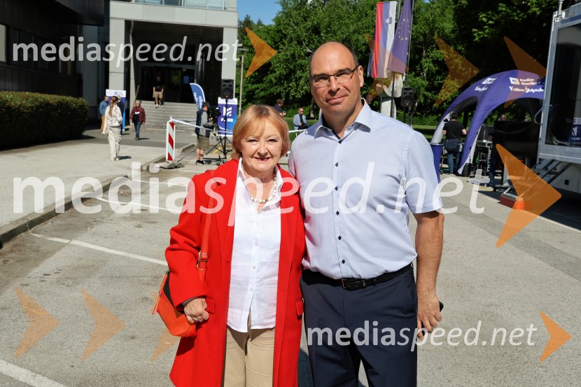  Ida Baš, voditeljica;  Matej Žunkovič, v. d. vodje Regionalnega RTV-centra MariborRadio Maribor praznoval okroglih 80 let