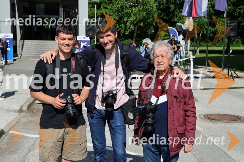  Nejc Bela, fotograf, Mediaspeed;  Miloš Vujinović;  Rade  Bakračevič, predsednik Nadzornega odbora Zveze Srbov Slovenije, fotografRadio Maribor praznoval okroglih 80 let