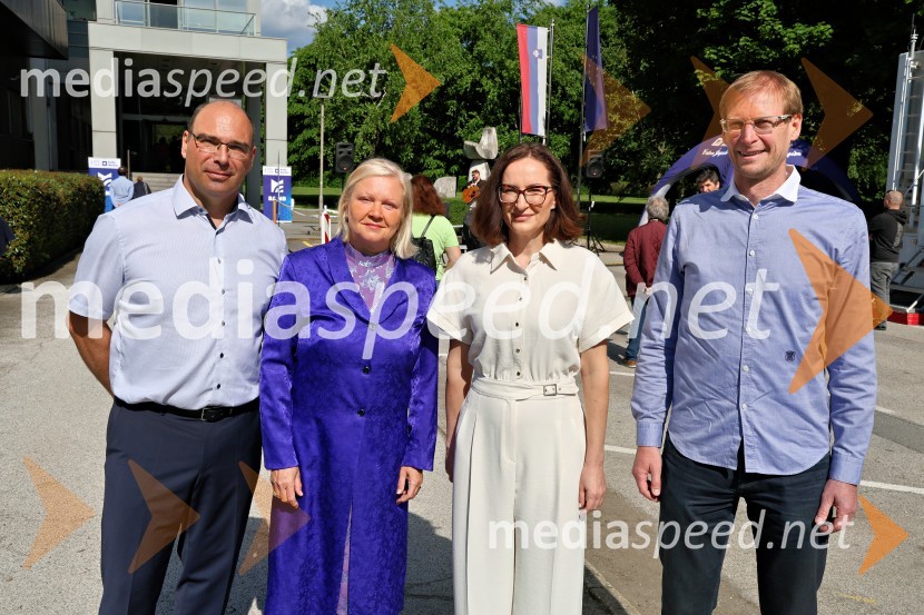  Matej Žunkovič, v. d. vodje Regionalnega RTV-centra Maribor;  Natalija Gorščak, predsednica uprave RTV Slovenija;  Vesna Martinec, odgovorna urednica Radia Maribor;  Franci Pavšer, ml., član uprave RTV SlovenijaRadio Maribor praznoval okroglih 80 let