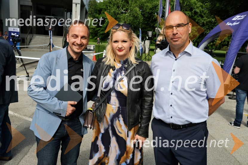  Kristjan  Šmid, napovedovalec, Radio Maribor;  Anita Kovačič, MNZ, Policija, Policijska uprava Maribor ;  Matej Žunkovič, v. d. vodje Regionalnega RTV-centra MariborRadio Maribor praznoval okroglih 80 let