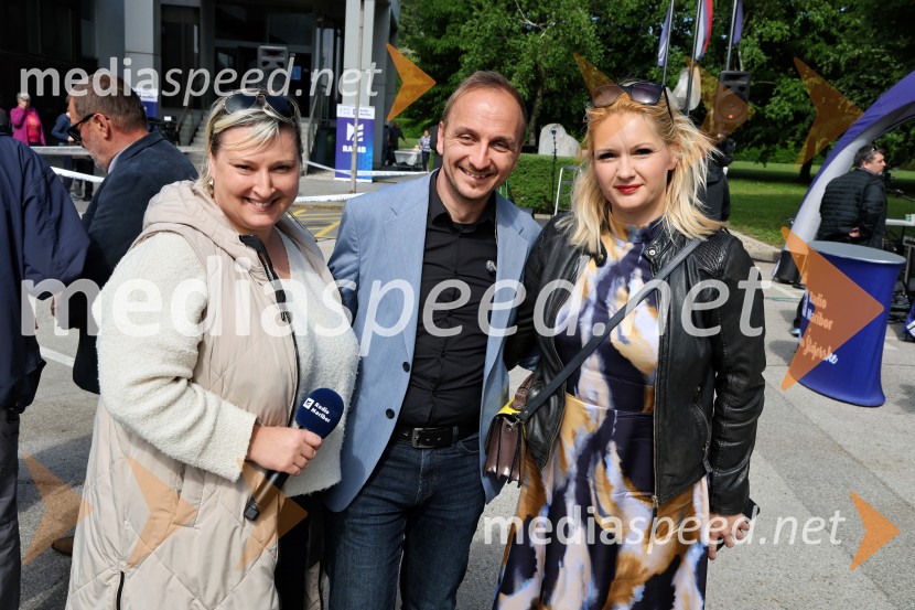  Helena Ajdnik, povezovalka programa;  Kristjan  Šmid, napovedovalec, Radio Maribor;  Anita Kovačič, MNZ, Policija, Policijska uprava Maribor Radio Maribor praznoval okroglih 80 let