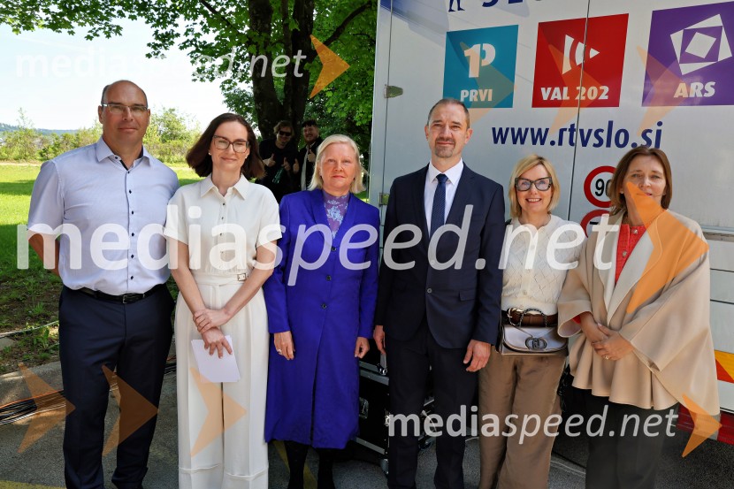  Matej Žunkovič, v. d. vodje Regionalnega RTV-centra Maribor;  Vesna Martinec, odgovorna urednica Radia Maribor;  Natalija Gorščak, predsednica uprave RTV Slovenija;  Mirko Štular, direktor Radia Slovenija;  Polonca  Komar,  vodja Službe za komuniciranje RTV Slovenija; doc. dr. Suzana Žilič Fišer,  predstojnica Inštituta za medijske komunikacije na FERIRadio Maribor praznoval okroglih 80 let