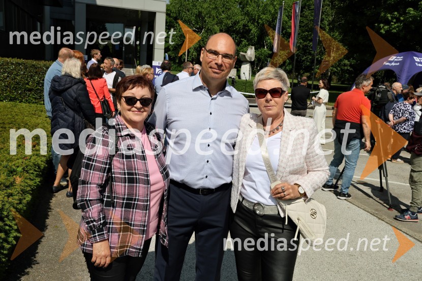  Marina Maričnik, marketing, Radio Maribor;  Matej Žunkovič, v. d. vodje Regionalnega RTV-centra Maribor;  Alenka Trglec Munda, tajništvo, Radio MariborRadio Maribor praznoval okroglih 80 let