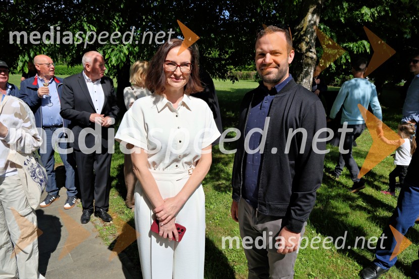  Vesna Martinec, odgovorna urednica Radia Maribor;  ... Radio Maribor praznoval okroglih 80 let