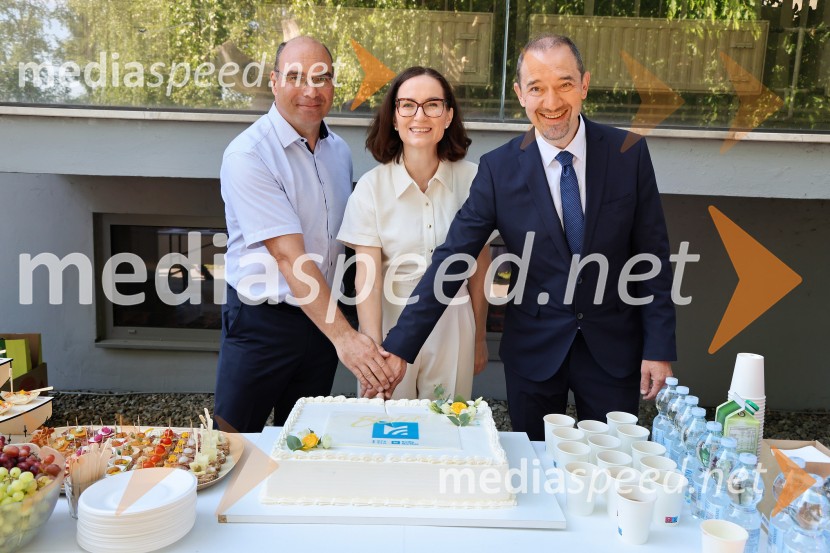  Matej Žunkovič, v. d. vodje Regionalnega RTV-centra Maribor;  Vesna Martinec, odgovorna urednica Radia Maribor;  Mirko Štular, direktor Radia SlovenijaRadio Maribor praznoval okroglih 80 let