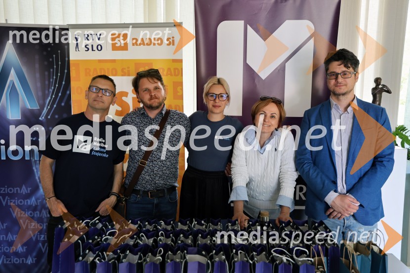 Robert Zajšek, moderator, Radio Maribor;  Luka Sraka, glasbeni redaktor;  Katja Gregorec, moderatorka Radio Maribor;  Nataša Kuhar, urednica uredništva dnevnega programa, Radio Maribor;  Aljaž Mejal, radijski moderator, Radio MariborRadio Maribor praznoval okroglih 80 let