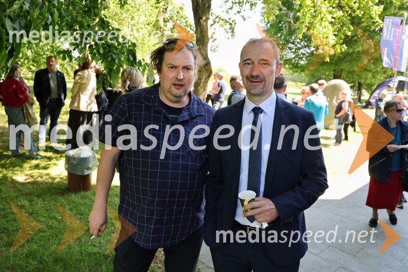  Gregor Stermecki, urednik, Radio Maribor;  Mirko Štular, direktor Radia SlovenijaRadio Maribor praznoval okroglih 80 let