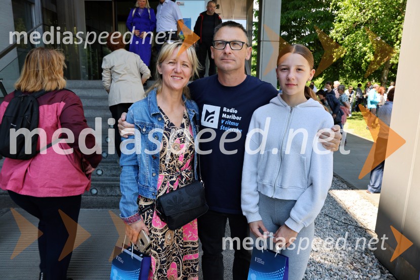  ... ;  Robert Zajšek, moderator, Radio Maribor;  ... Radio Maribor praznoval okroglih 80 let