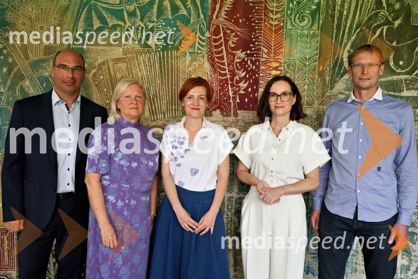  Matej Žunkovič, v. d. vodje Regionalnega RTV-centra Maribor;  Natalija Gorščak, predsednica uprave RTV Slovenija; dr. Asta Vrečko, ministrica za kulturo;  Vesna Martinec, odgovorna urednica Radia Maribor;  Franci Pavšer, ml., član uprave RTV SlovenijaRadio Maribor praznoval okroglih 80 let