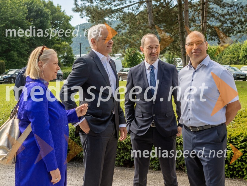  Natalija Gorščak, predsednica uprave RTV Slovenija;  Saša Arsenovič, župan občine Maribor, podjetnik;  Mirko Štular, direktor Radia Slovenija;  Matej Žunkovič, v. d. vodje Regionalnega RTV-centra MariborRadio Maribor praznoval okroglih 80 let